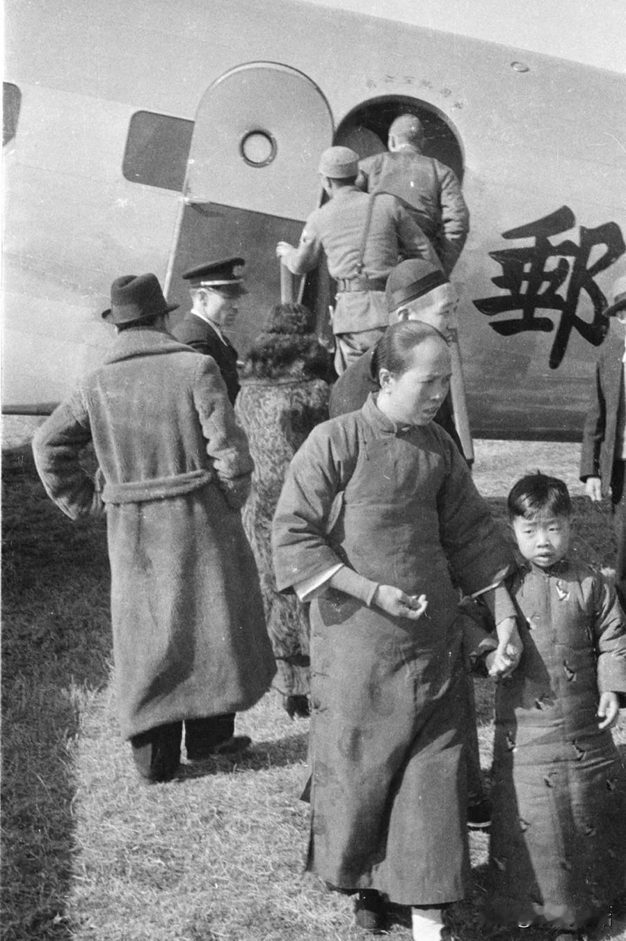 20世纪30年代，当乘客们缓缓步出“南京”号飞机的舱门，他们的衣着打扮无不透露出