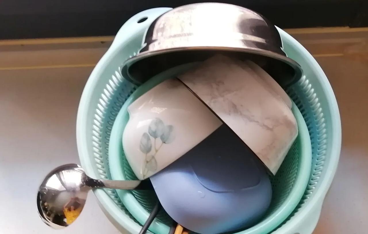 我洗碗后，喜欢把洗好的碗筷放到篮子里，碗要倒控着，等水沥干了再收起。
有人就说这