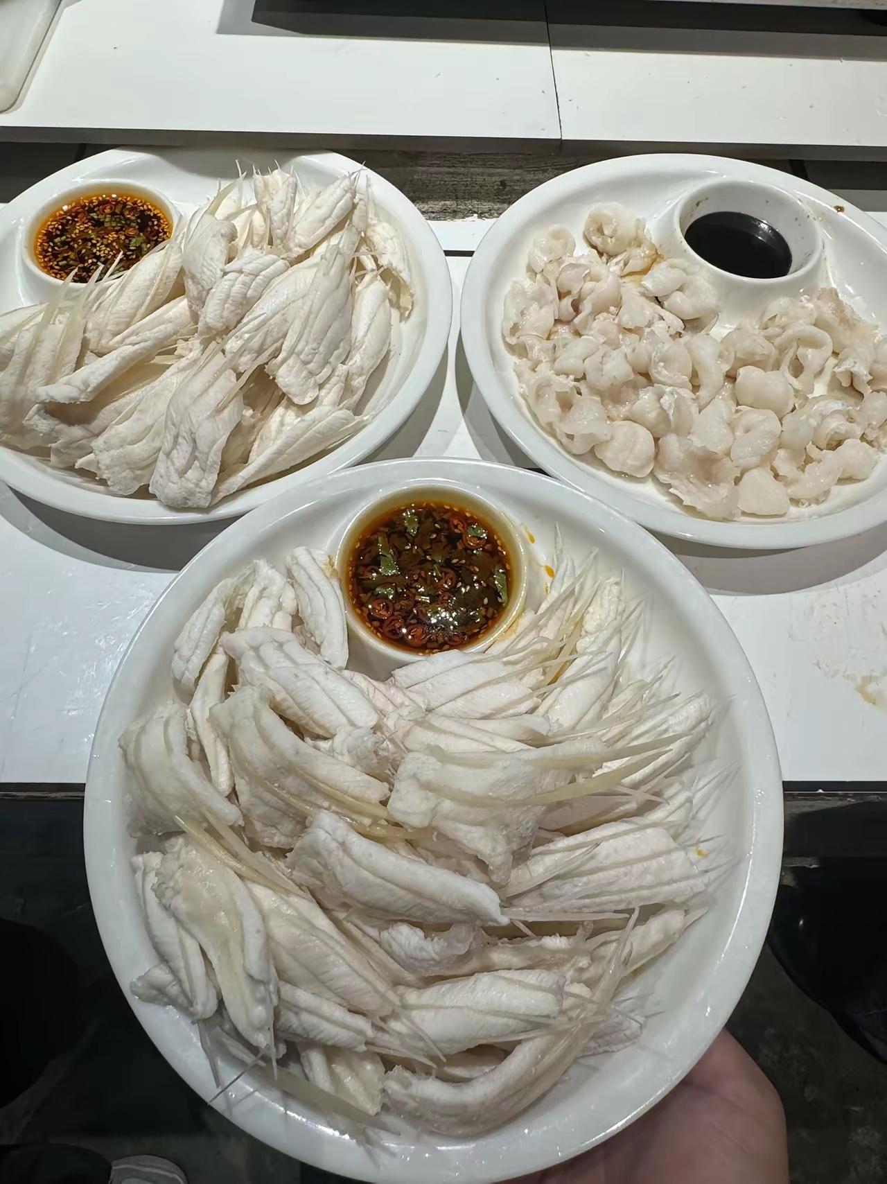这是白灼脆肉鲩鱼泡和脆肉鲩鱼腩