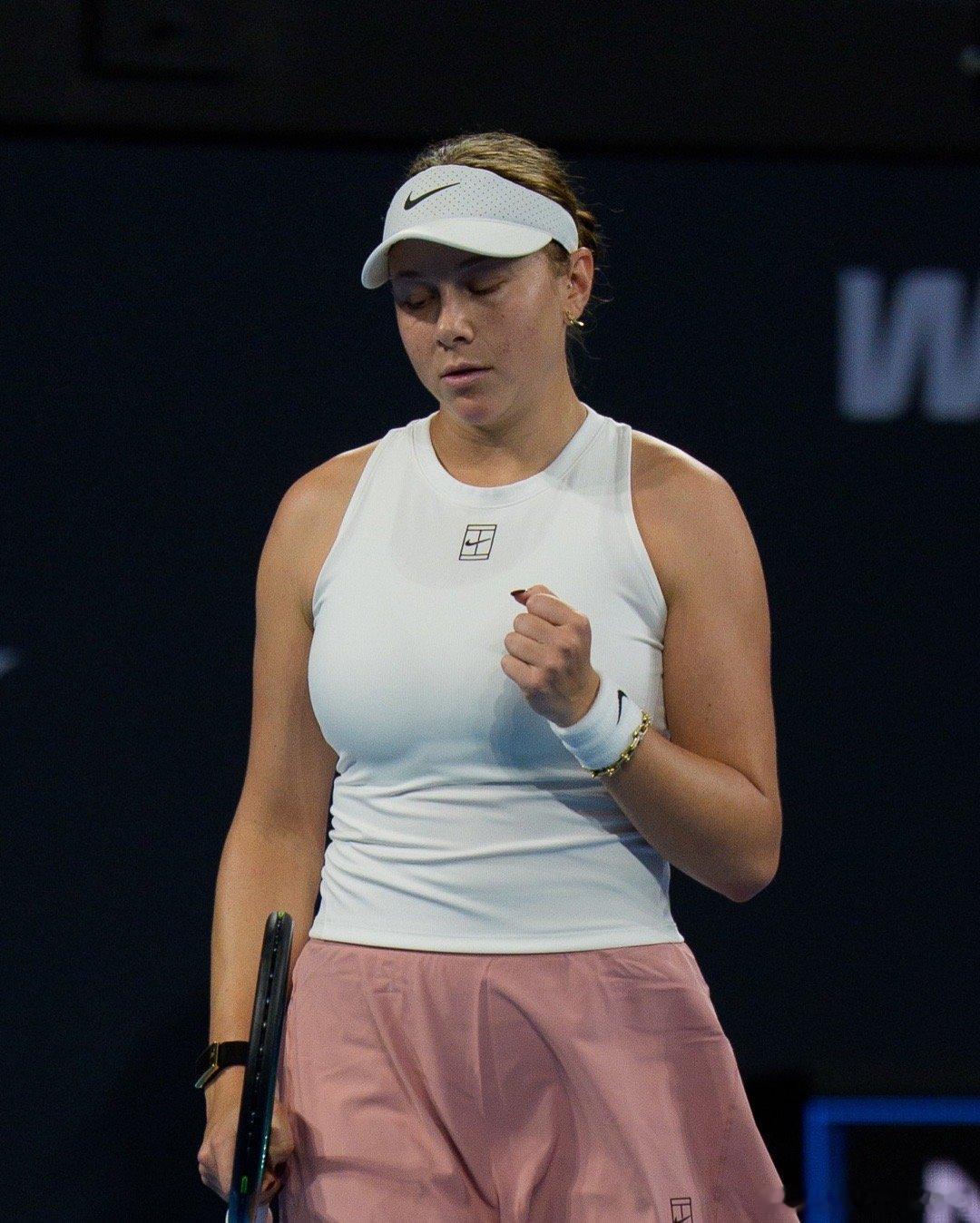 害，今天没来及看阿尼西莫娃的比赛直播，不过看HL看来阿曼达的新赛季状态不错，希望