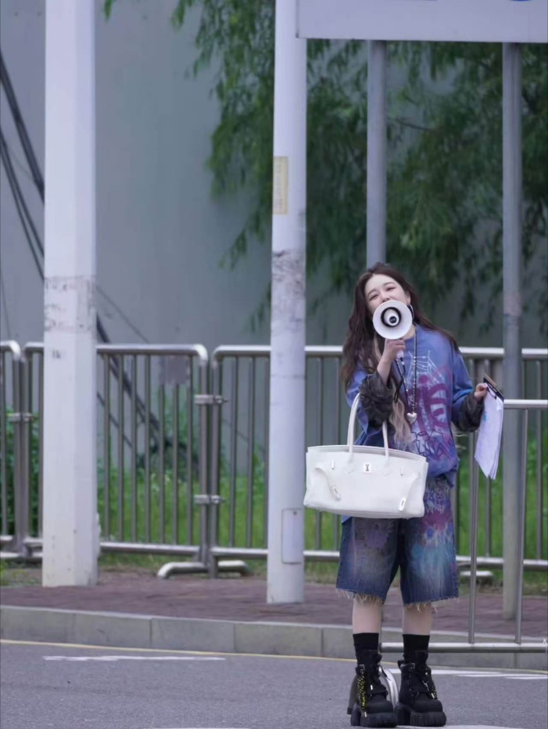 阚清子机场哭了 卸下镜头前的坚强，面对粉丝手写的心意与长久陪伴，一时动容落泪，这