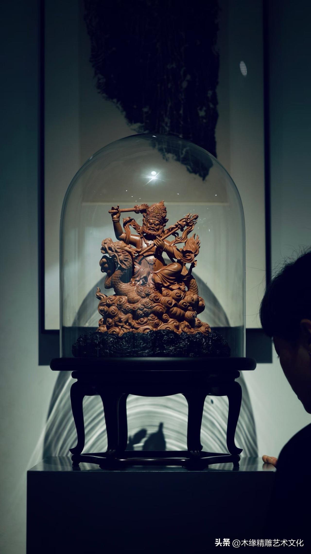 有些作品，远远看见轮廓，便已感受到气场。

乘龙而坐，祥云翻卷，宝带迎风舒展。白