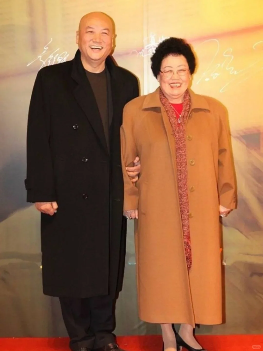 迟重瑞：娶大11岁富婆，一生叫妻子董事长，继子一句话让他留光头，太卑微...