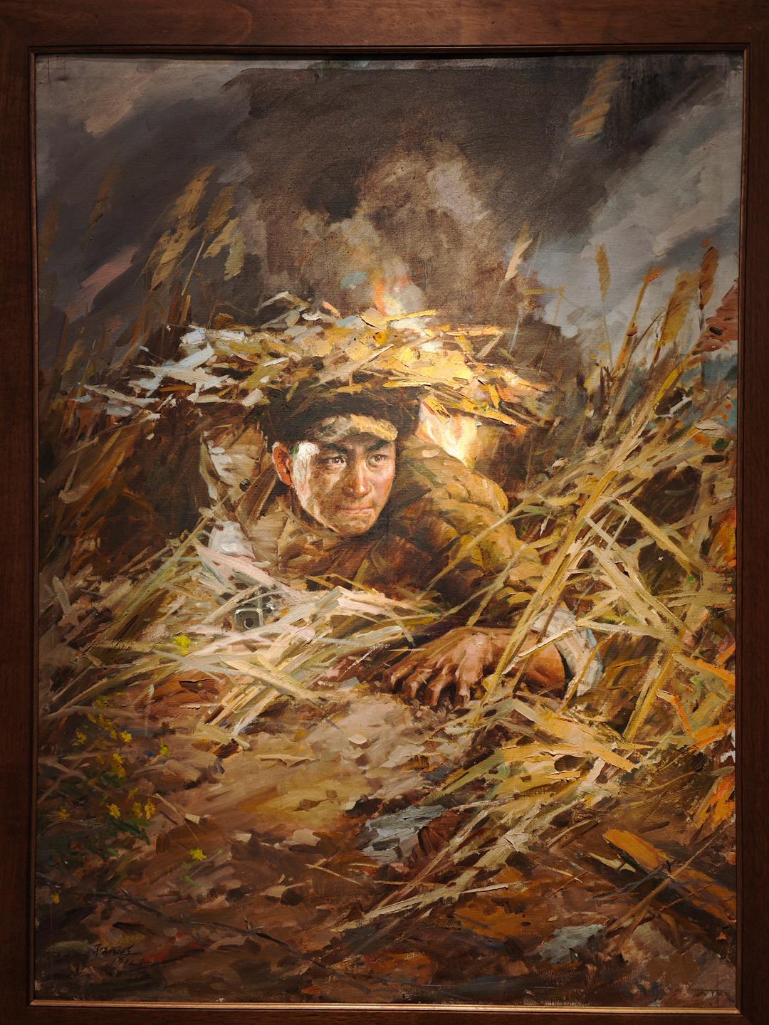 1942年一名新四军战士外出时，突然看到对面偷偷摸上来一大片日军，自己的后方就是