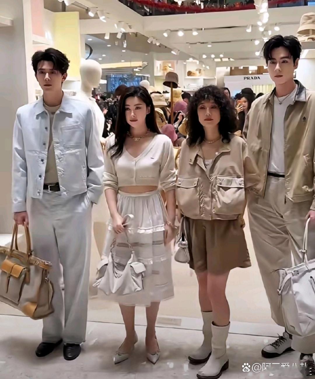 马伊俐和朱珠出席活动。马伊俐变化太大了，完全认不出来了。 