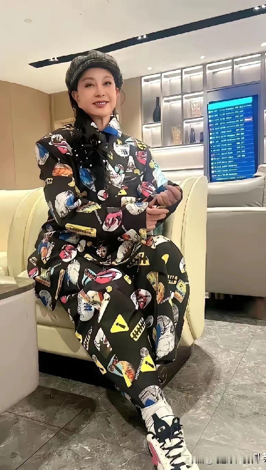 少时看刘晓庆演绎世间百态。不经意间，岁月已悄然为她增添了75年的时光。

近日凌