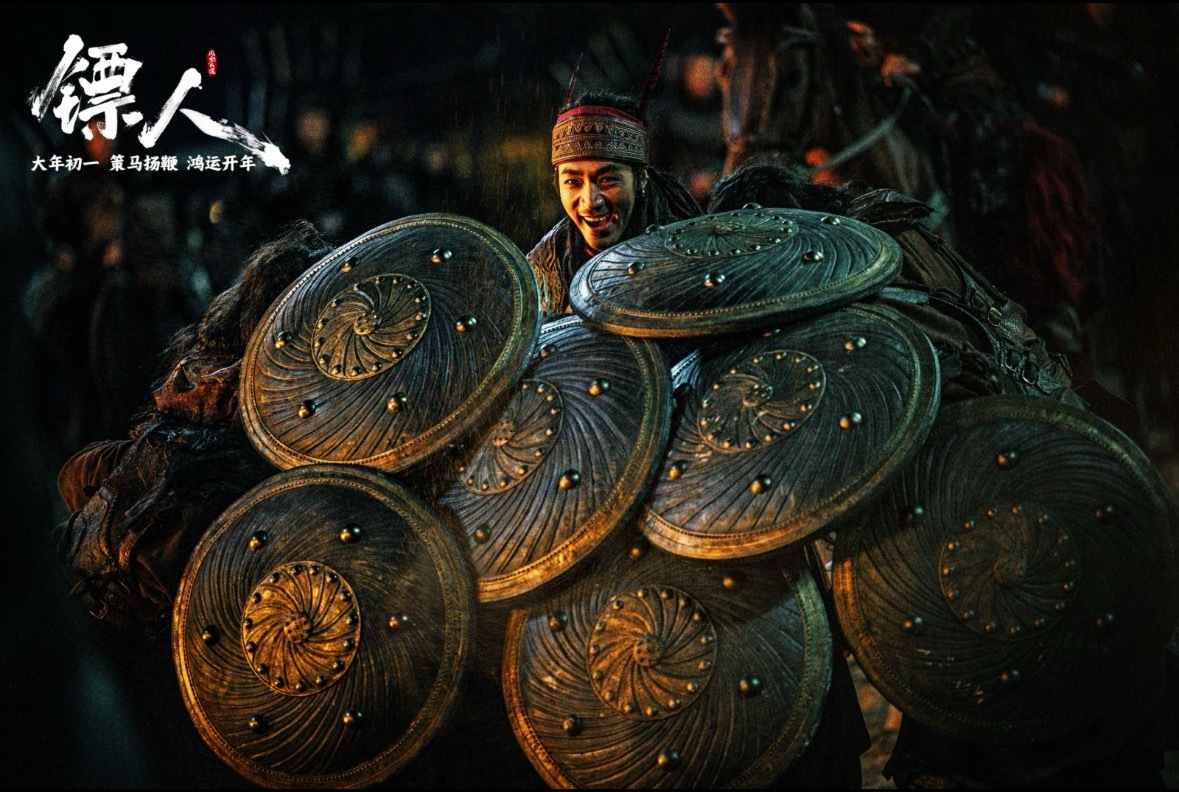 此沙镖人红甲战将妆造此沙镖人动作戏《镖人》剧组发布此沙剧照，此沙饰演的和伊玄挥刀