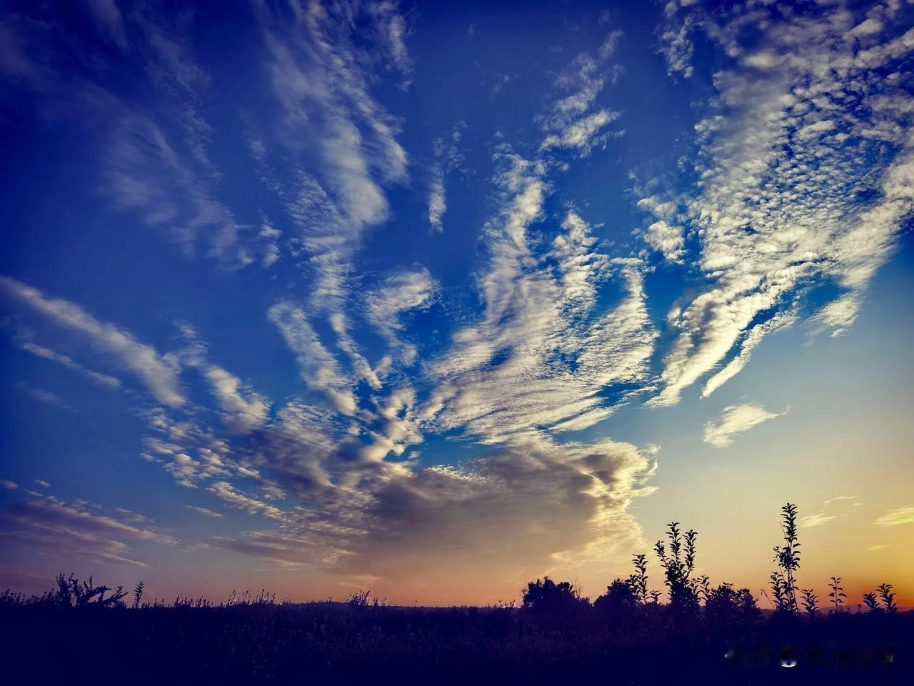 #随手拍一张天空照#
天空中飘荡着云，我依然在捕捉那流光溢彩…