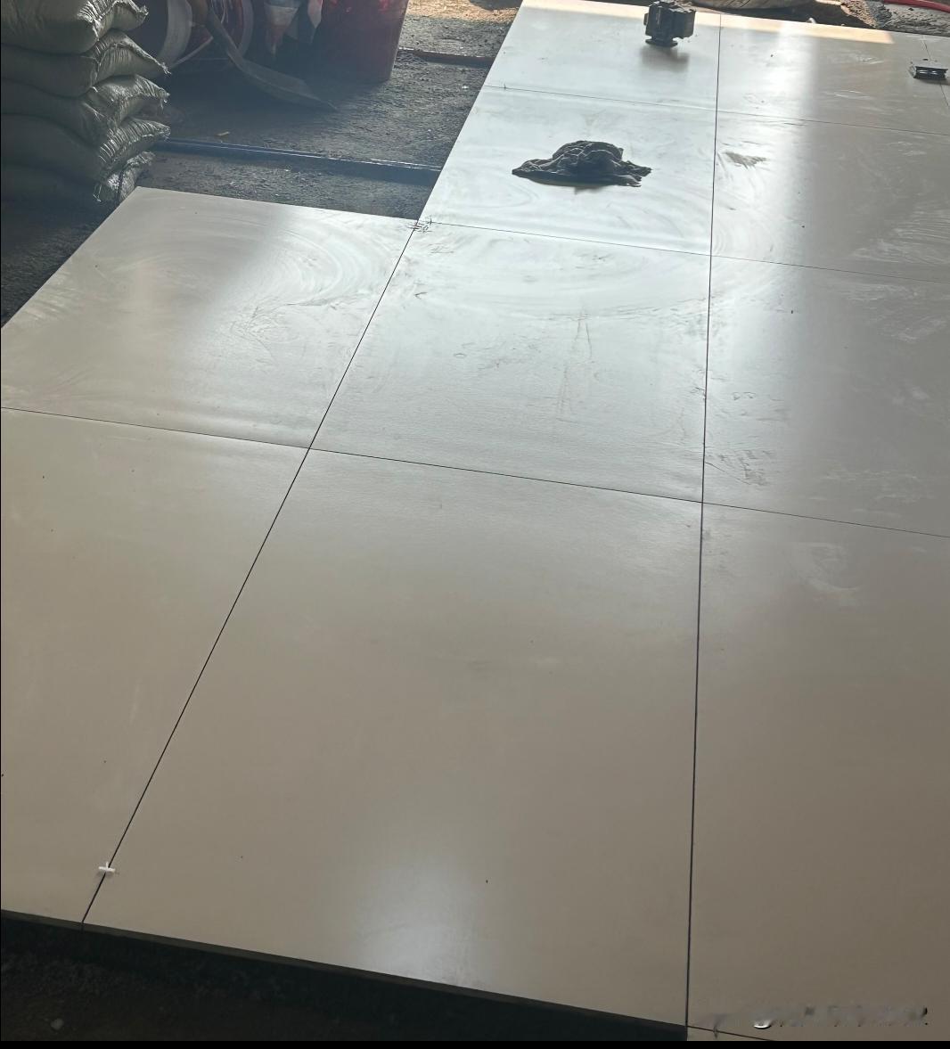 长辈：你现在连这点小瑕疵都忍不了吗？
纠结了一天还是全砸掉
刚铺好的那天晚上去看