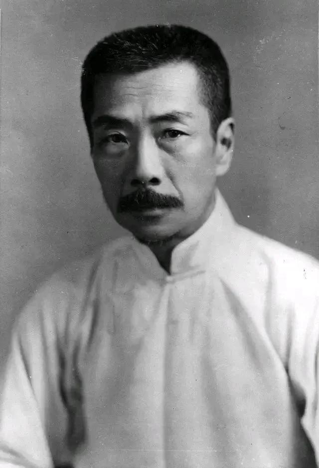 鲁迅在厦门大学教书时，校长叫林文庆。有一次，林校长召集教授和研究院负责人开会，提