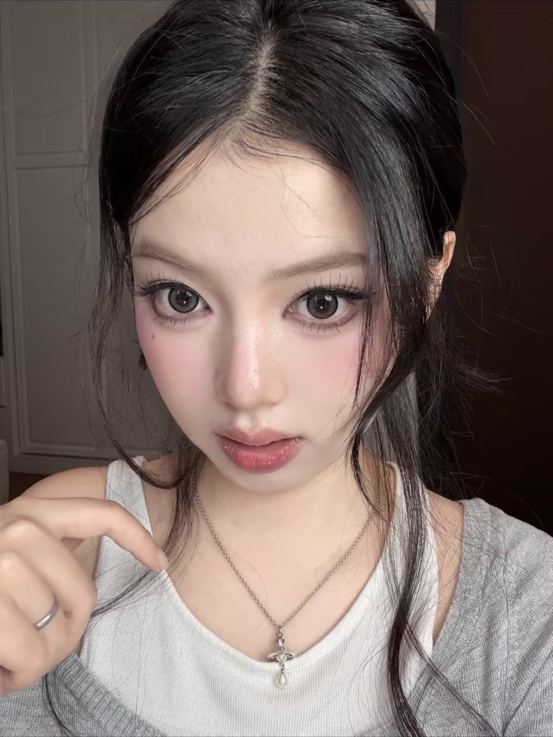 修容轻扫侧脸和鼻影，下手要淡不生硬，腮红打在面中提气色，唇妆先打底再涂口红，整体