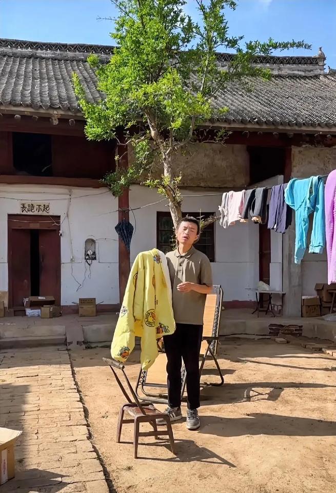 亮亮夫妇就是现在很多年轻人的缩影，
满心欢喜，在意气风发的年纪，在大城市打拼，
