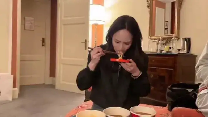 张钧甯带了六桶酸辣粉去意大利谁能想到女神行李箱里塞了整整六桶酸辣粉杀到欧洲？果然