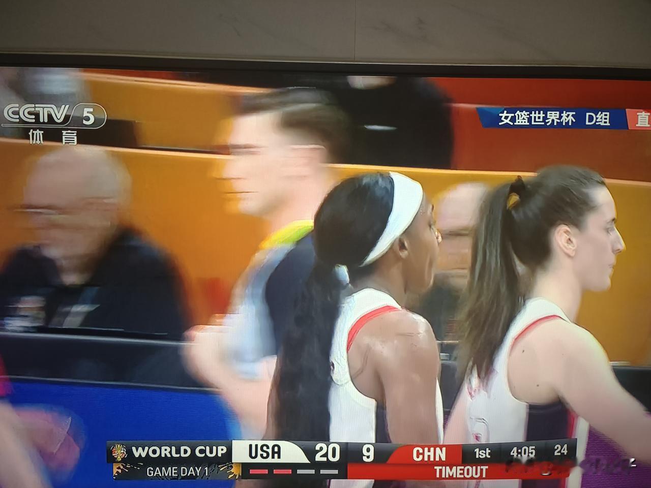 美国人不跟你内线肉搏，她们就靠3分及中投，就把比分拉开了。

中国队的锋线与后卫