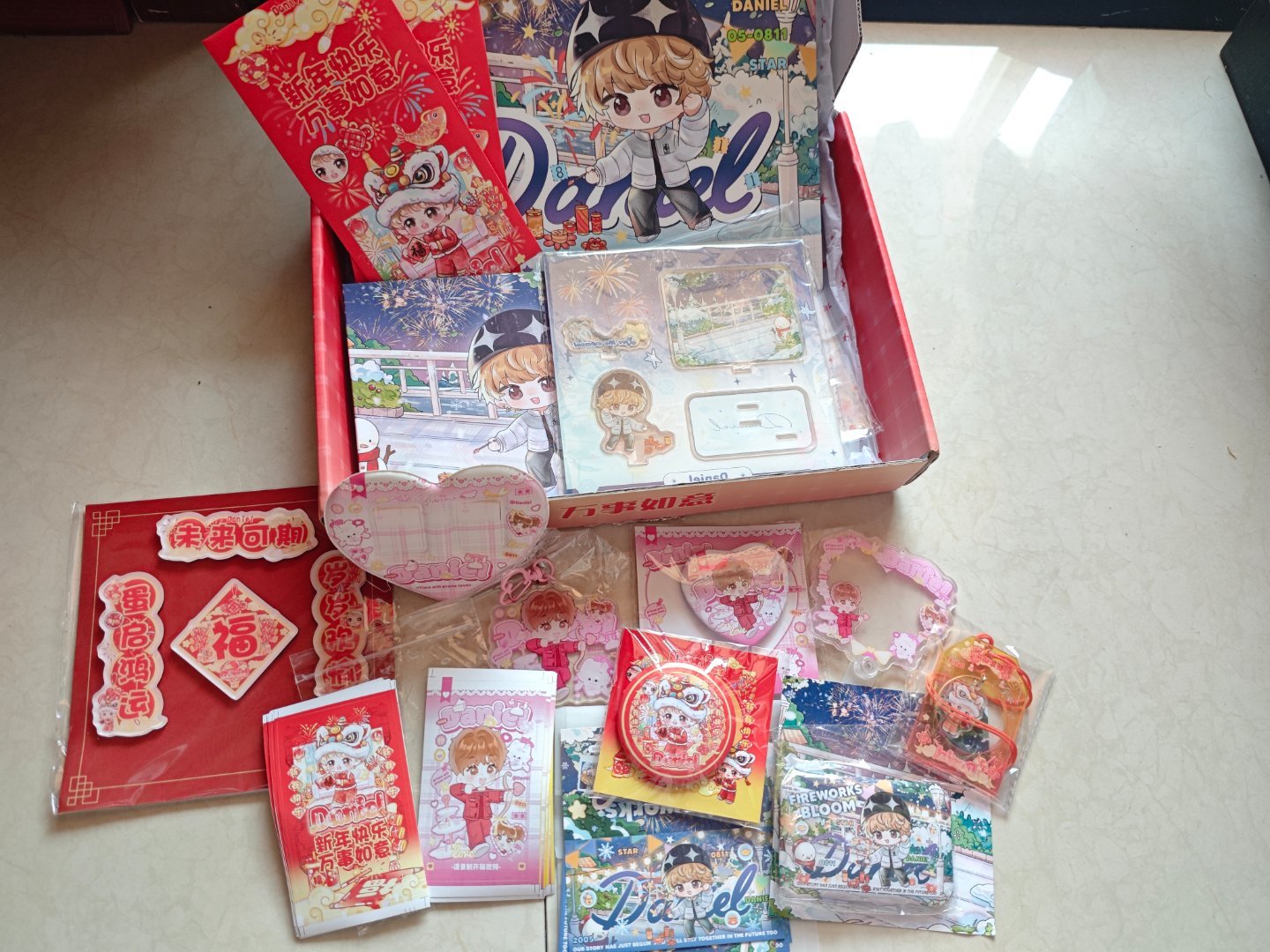 感谢日落欧尼寄给我的物料一收到快递这个纸盒子的新年气息扑面而来！超级可爱好多Q版