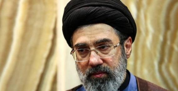 路透社刚捅破了一层惊天窗户纸：伊朗新掌门人穆杰塔巴·哈梅内伊不仅面部几乎毁容，双