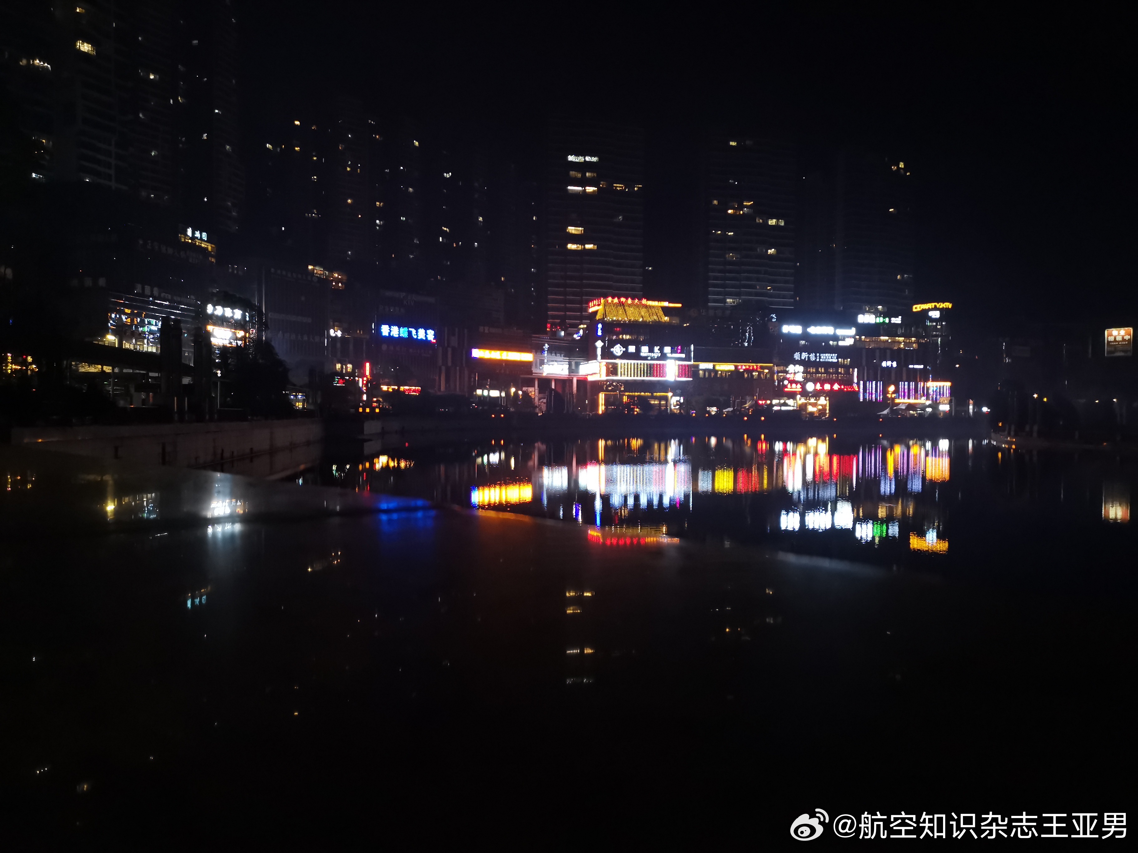 从家里出来，走上一点五公里，就到了河边。夜间的灯火把河岸幻化成别样风景，虽然社会