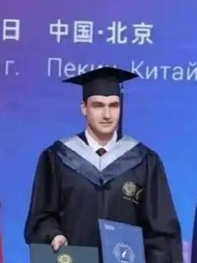 没想到白俄罗斯总统这次中国行还出席儿子毕业典礼，希望他儿子未来也是中白友谊的使者