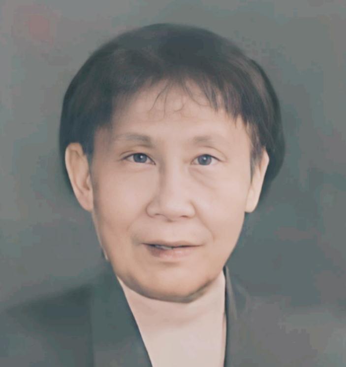 在一处平凡街角偶然，一个女子寻寻觅觅至废纸堆：随口问价于废品回收点时应以低金额即