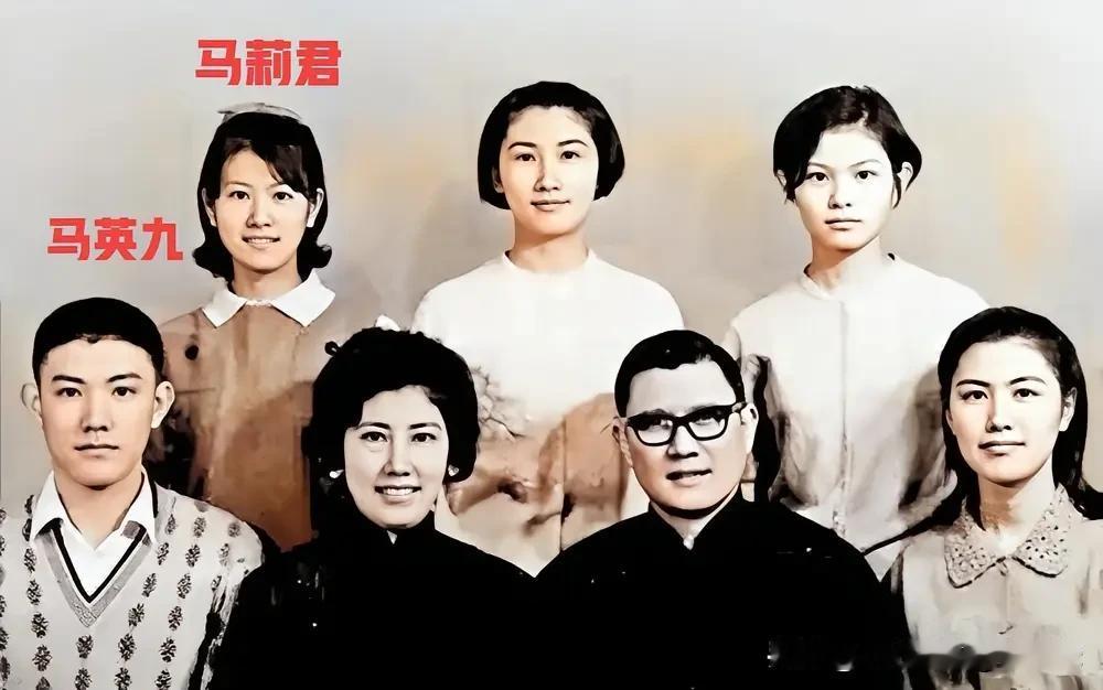 这位是马英九的妹妹马莉君，现年74岁，兄妹二人相差两岁。她容貌出众、五官精致，做