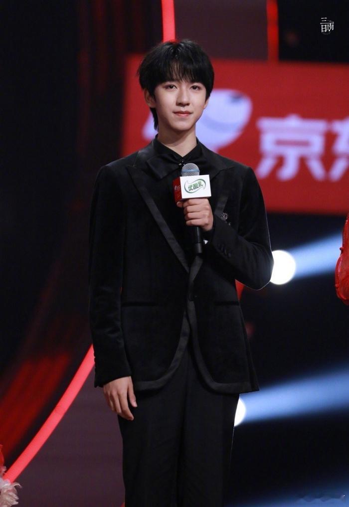 贺峻霖是时代峰峻首位研究生艺人2022年贺峻霖文化课483分、播音艺考全国第七考