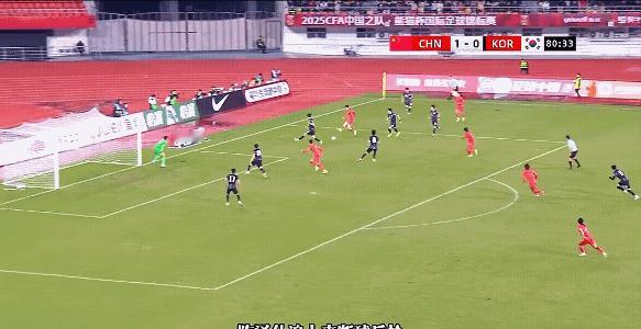 熊猫杯面对韩国，拜合拉木第二个进球简直太漂亮了，接队友传球后脚后跟射门得分，这哪