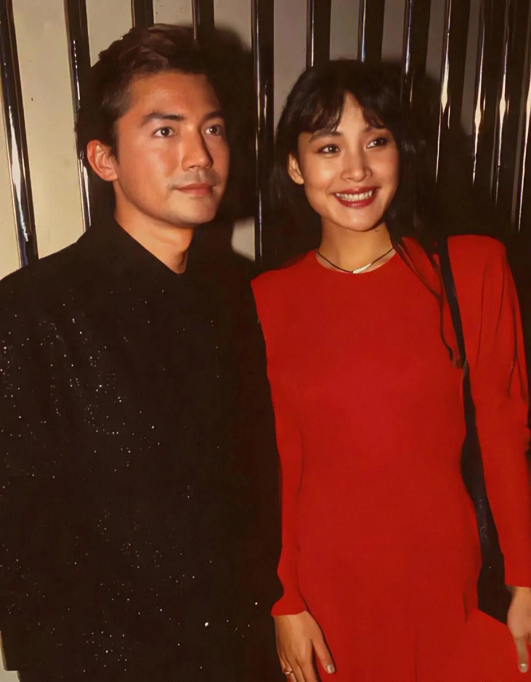 陈冲和尊龙合影的老照片，真是才子佳人啊，陈冲身穿一件大红色的连衣裙，笑靥如花，美