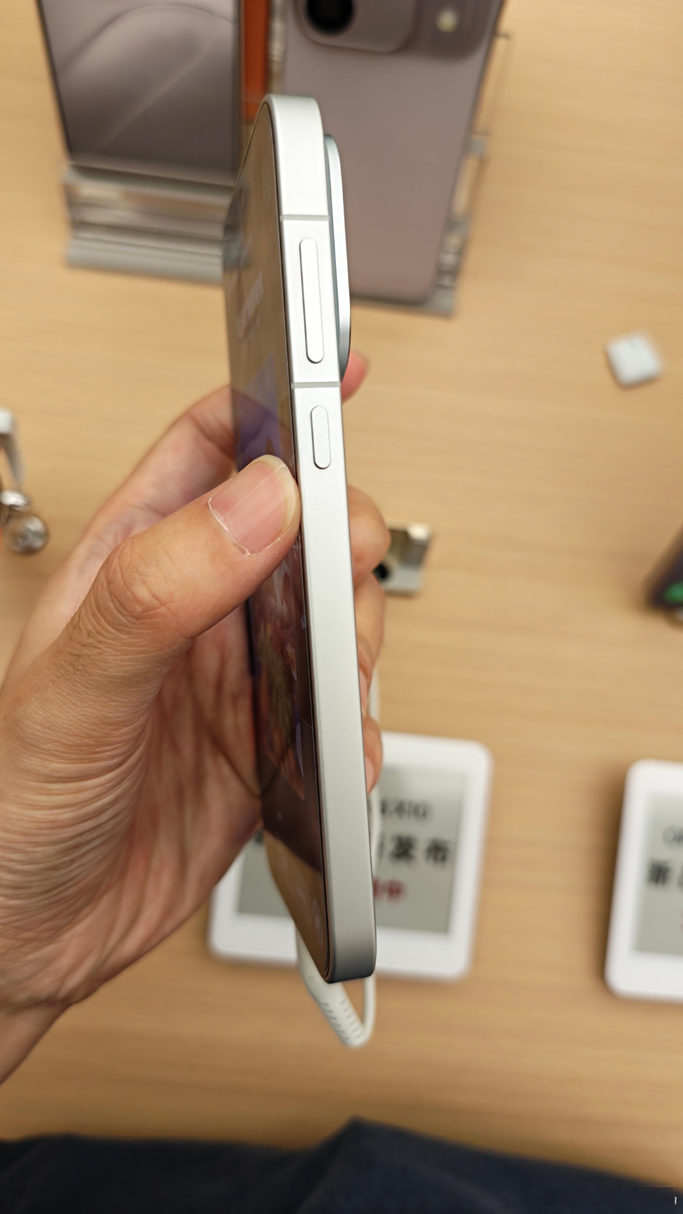 OPPO Find X10线下初初体验，咋说？屏幕正面的观感有那种雾面屏的感觉，
