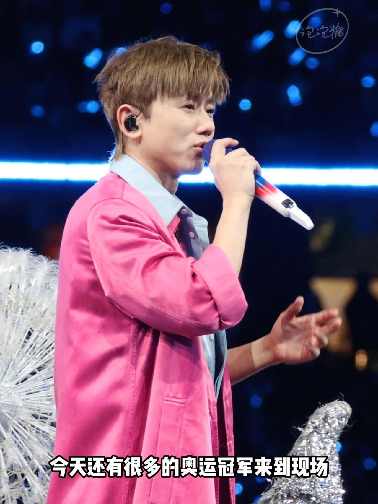 奥运冠军很爱听张杰的歌，因为真的很热血，张杰感谢和欢迎她们的到来！
张杰粉色衣服