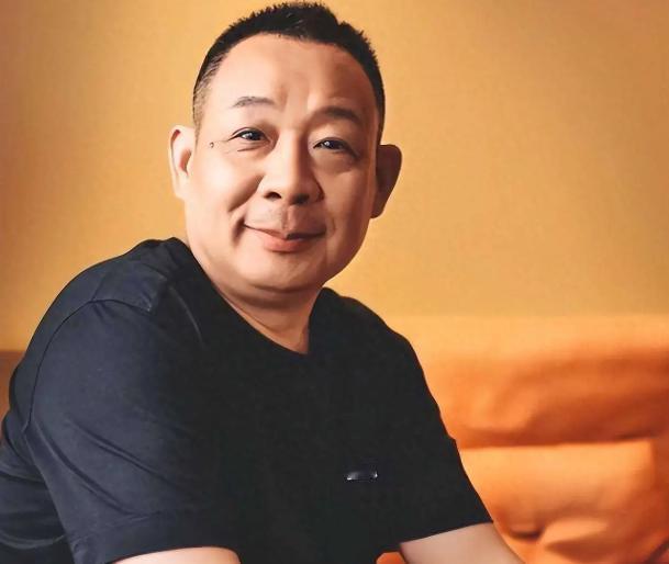 涨租2000万那天，于东来没还价

房东以为他至少会哭穷、会拖、会求情。都没有。