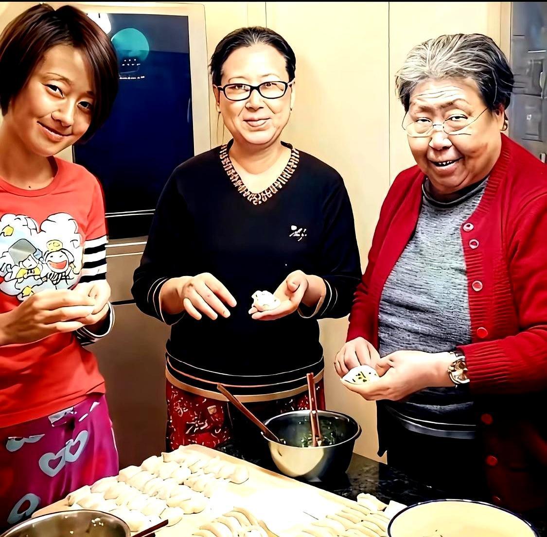 一张老照片，比通稿更扎心。
马伊琍挽着袖子，和文章的母亲、姥姥一起捏着饺子褶儿时