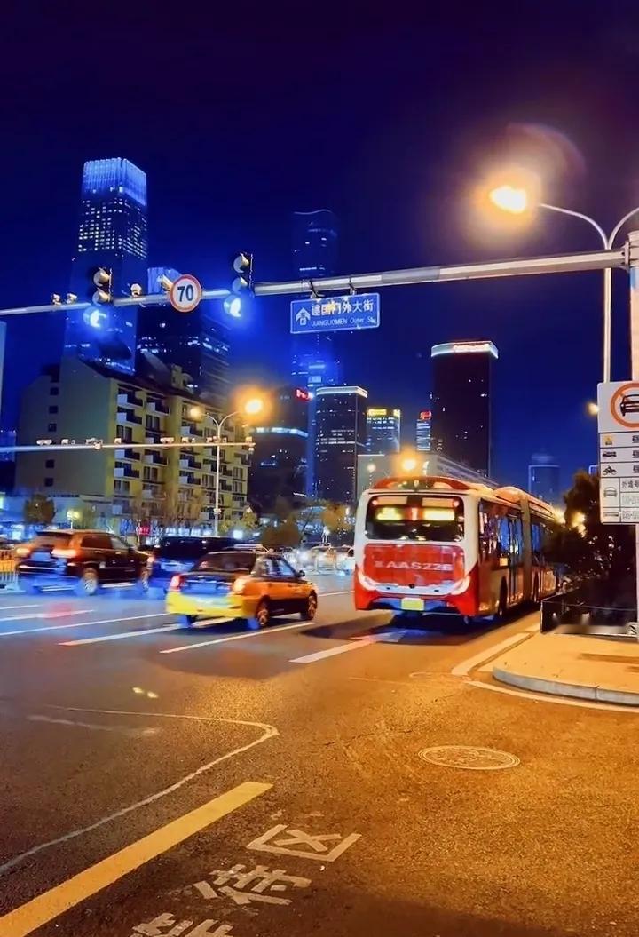 北漂老于的死讯，撕开了底层奋斗者最刺骨的真相！
 
这个被大院邻居骂“坏人”的男