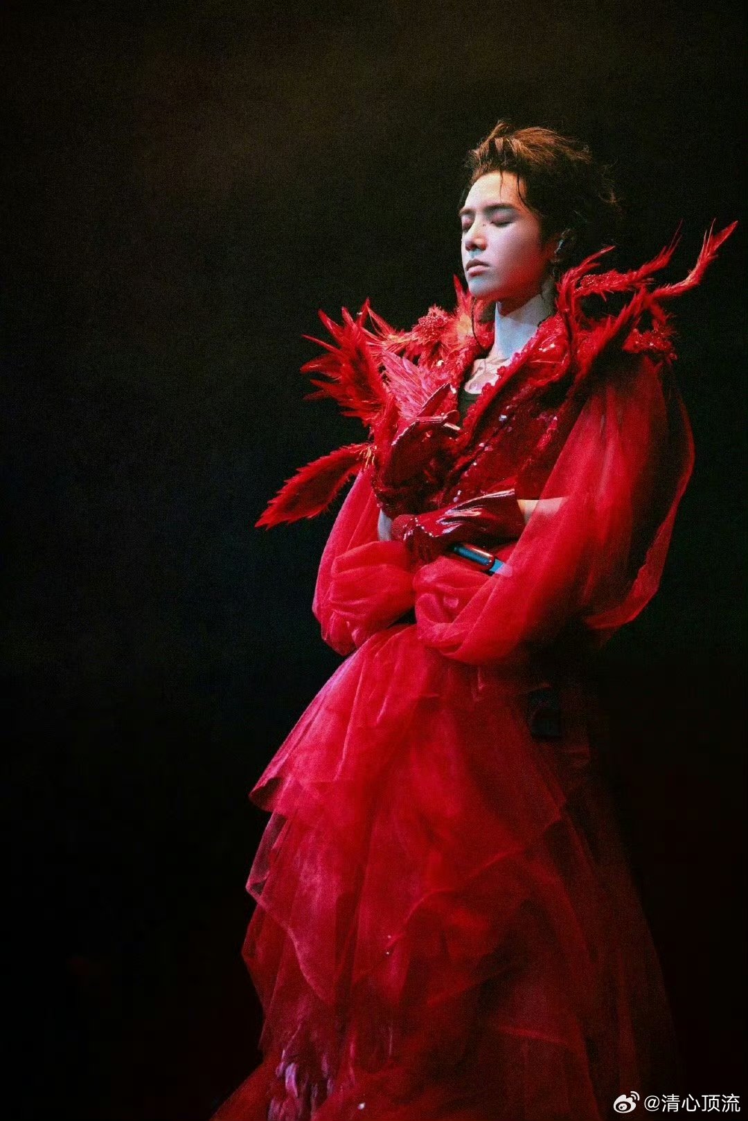 华晨宇给香港捐赠100万当灾难撕裂城市的安宁，他第一时间伸出援手，为重建家园注入