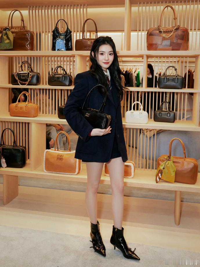 刘浩存12月plog  刘浩存打卡miumiu线下活动  瞧呀，刘浩存12月的 