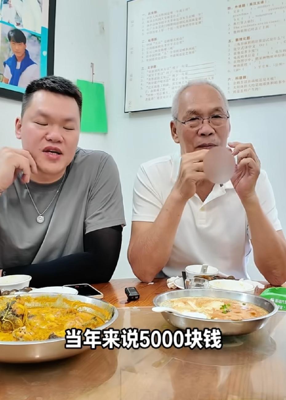 广东队前总经理朱芳雨卸任总经理、转任俱乐部荣誉顾问之后，便陪同父亲外出就餐。
