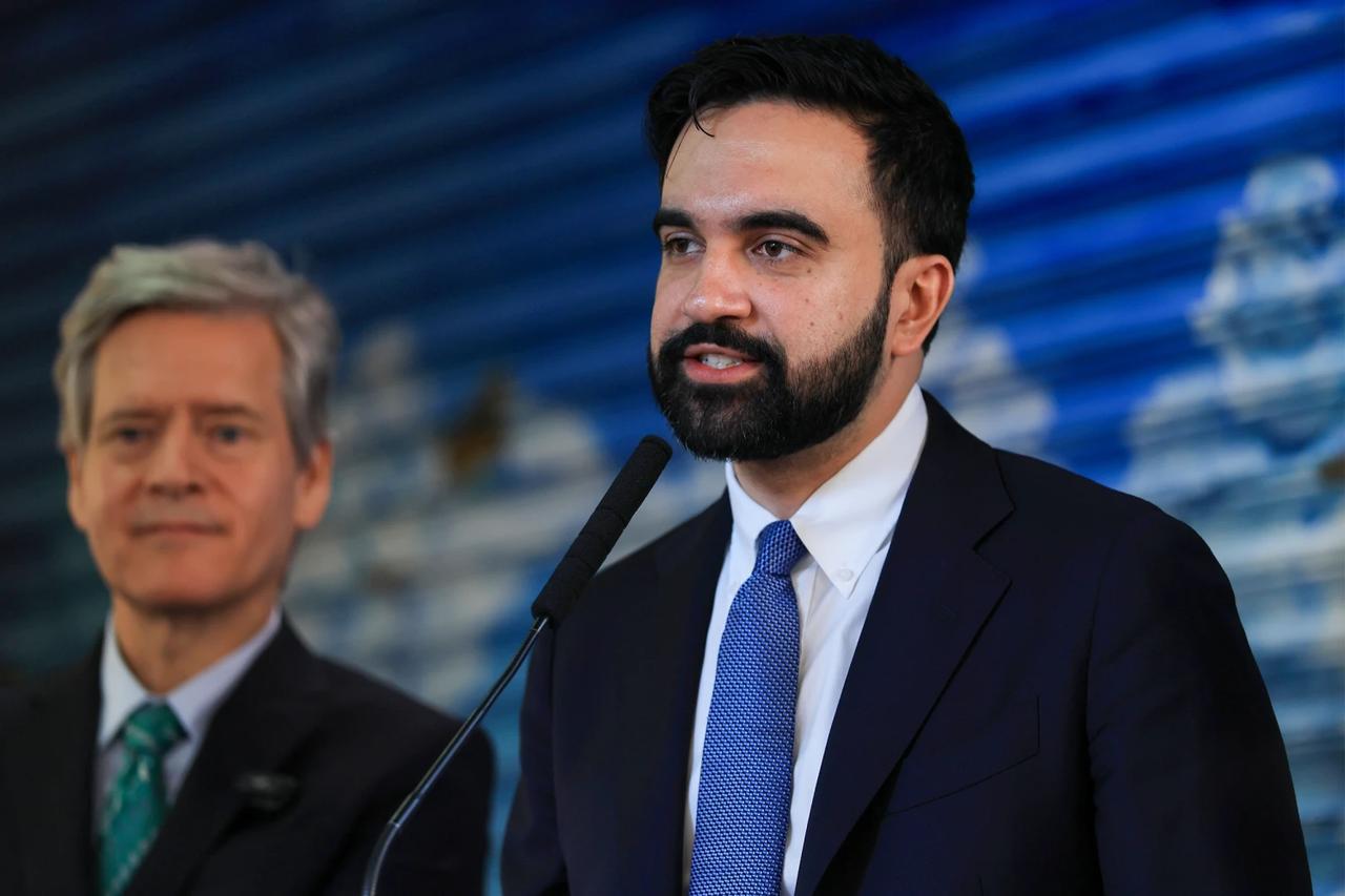 据美国全国广播公司报道，纽约市长佐兰·马姆达尼近日公开炮轰美国对伊朗的军事行动，