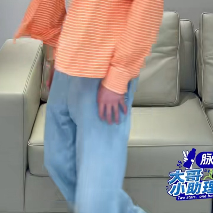 少年团穆团长的红领巾素养：注意他向后转的标准姿势 ​​​