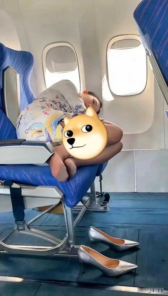 国庆第一次坐飞机，空姐就是这样休息的吗？