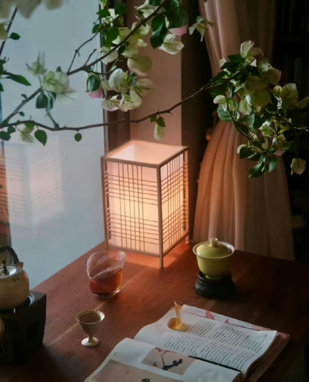 “ 幽梦觉，涓涓清露，一枝灯影里  ​...  ”
夜静茶香漫竹庐，抛开执念见真