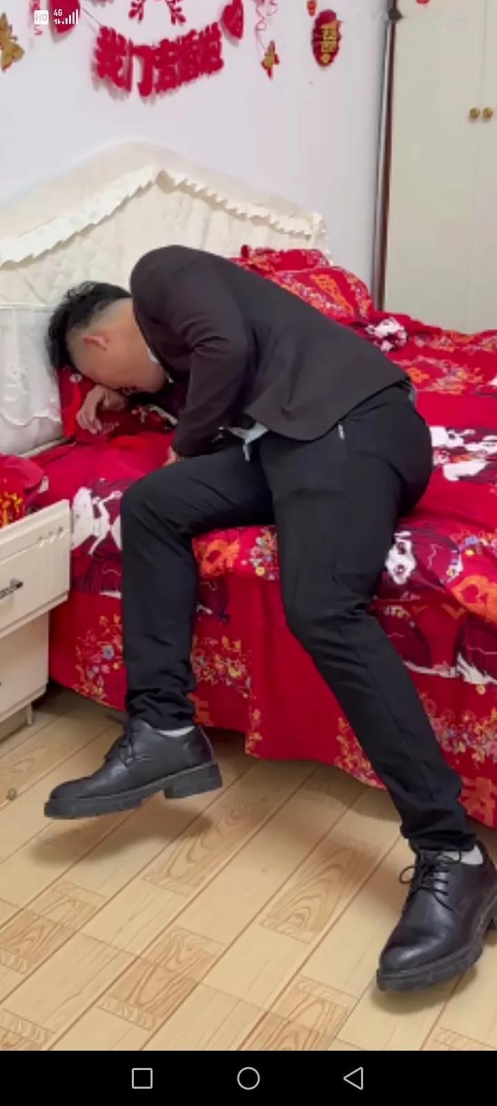 结婚结了个寂寞！
新郎满心欢喜办婚礼，结果新娘早上跟前任偷偷跑了，连娘家人都一脸