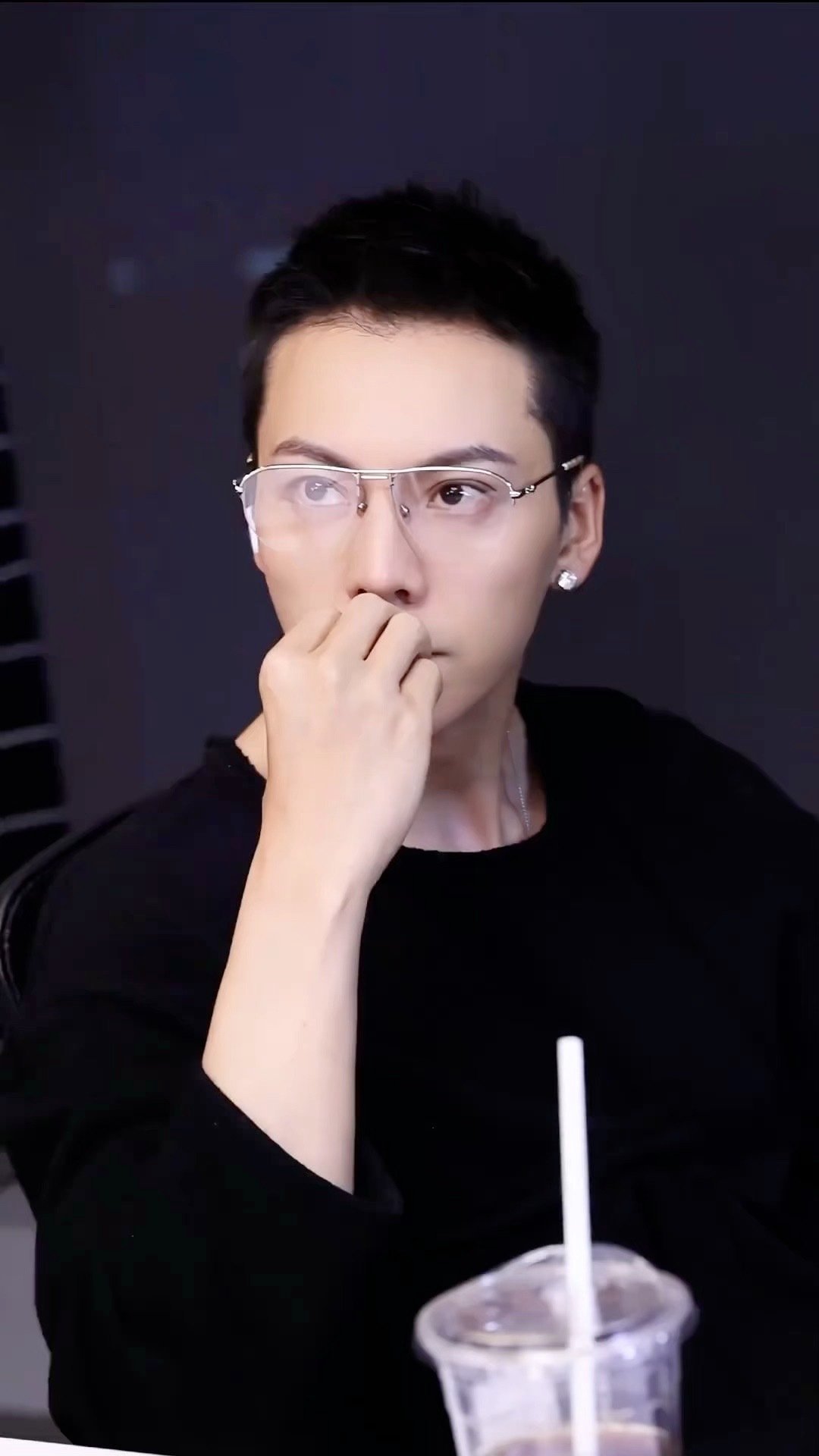 陈伟霆瘦了好多这都瘦脱相了吧，感觉都老了很多，皮都松垮了[黑线][黑线][黑线]