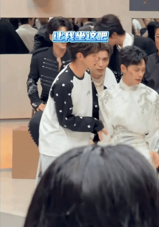 唐九洲勇敢点把曹骏抱起来放过去 披哥最萌社恐现场！唐九洲全员正装独他随性，迟到只