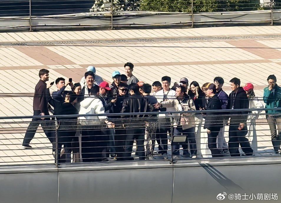黄景瑜成打卡景点了F1赛场惊现黄景瑜，瞬间变成必打卡地标，大批路人近距离合影，人
