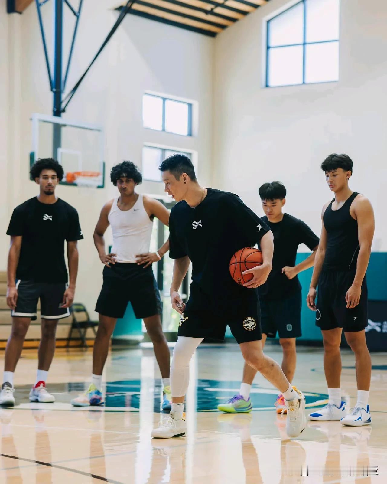 林书豪在湾区举办训练营，参赛者包括旧金山大学控卫赵维伦，UNLV大三控卫Myle