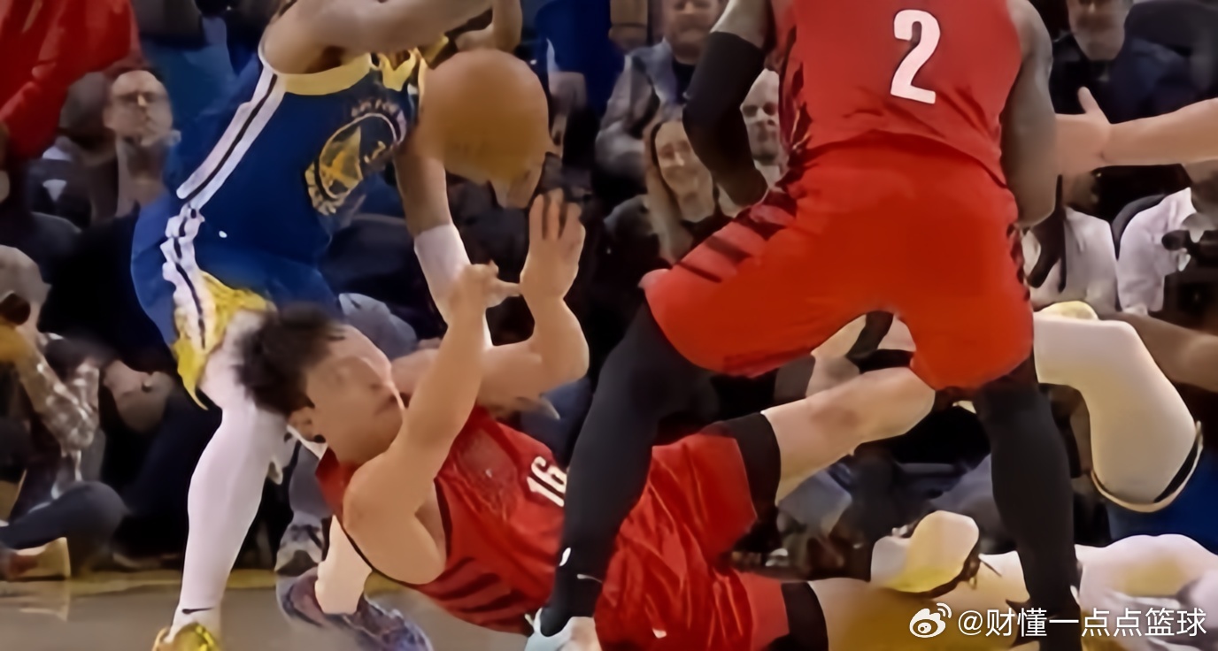杨瀚森社媒更新动态报平安！杨瀚森今天在开拓者对阵勇士的比赛中，拼抢球时被对方球员