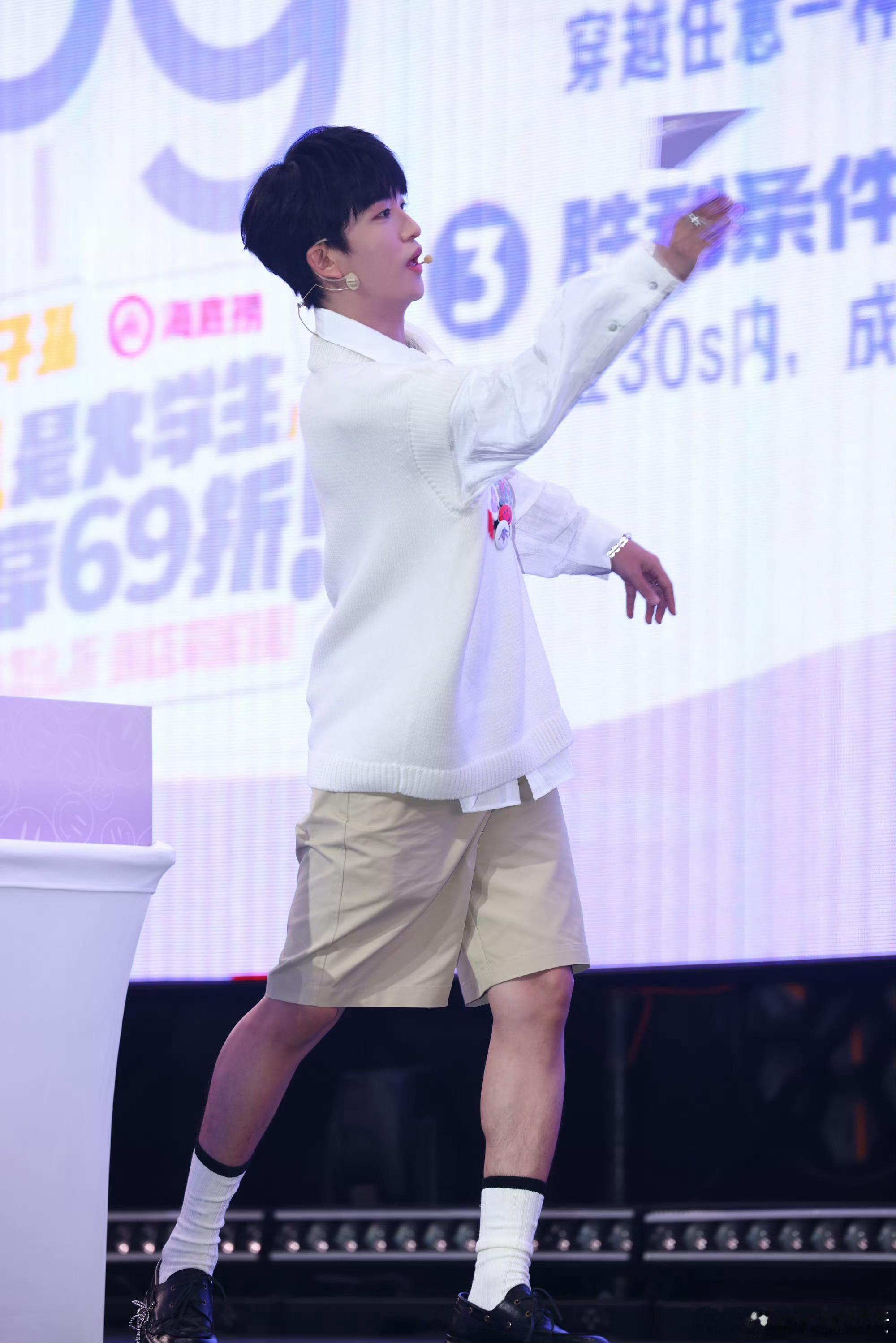 黄子弘凡主打一个有求必应 点歌秒接招、留言必翻牌，把“有求必应”刻进骨子里的男人