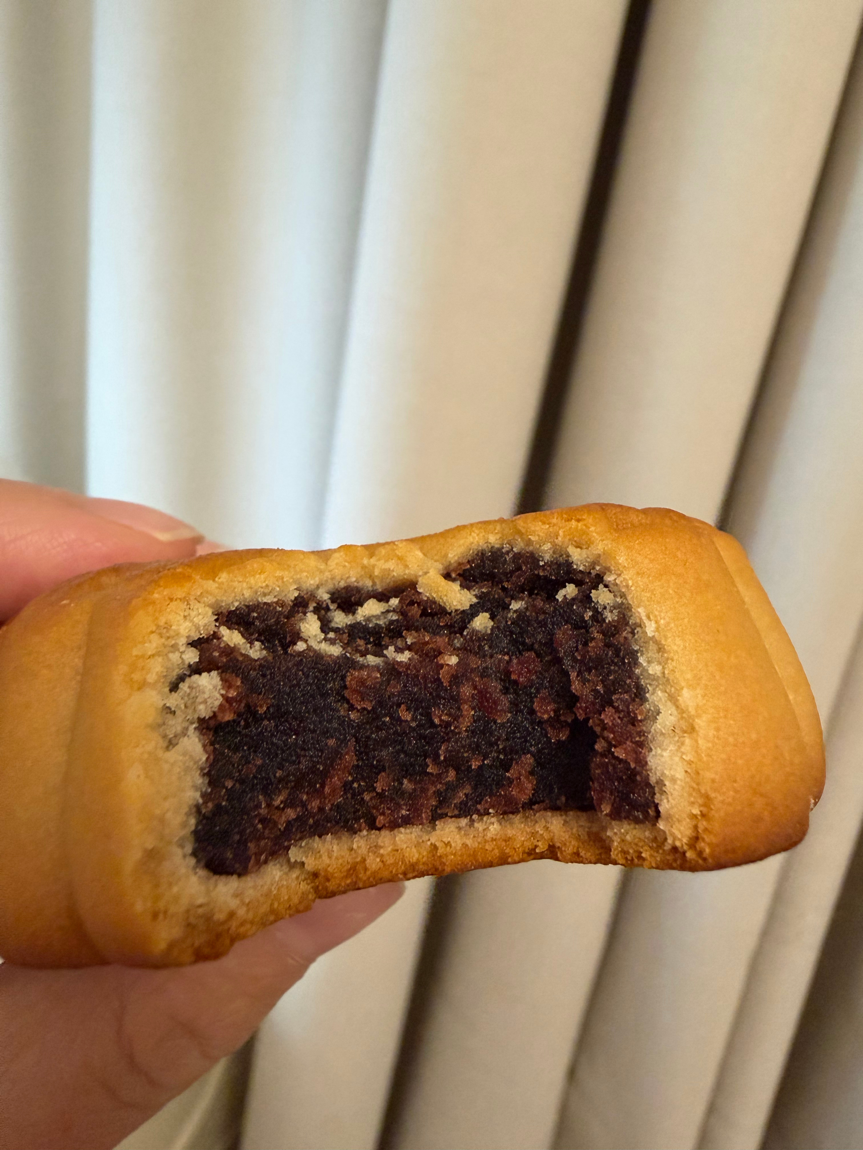 晚饭就不吃了最近特别喜欢吃这个月饼啊🥮杏花楼的玫瑰豆沙每天都要炫一个每年的七八