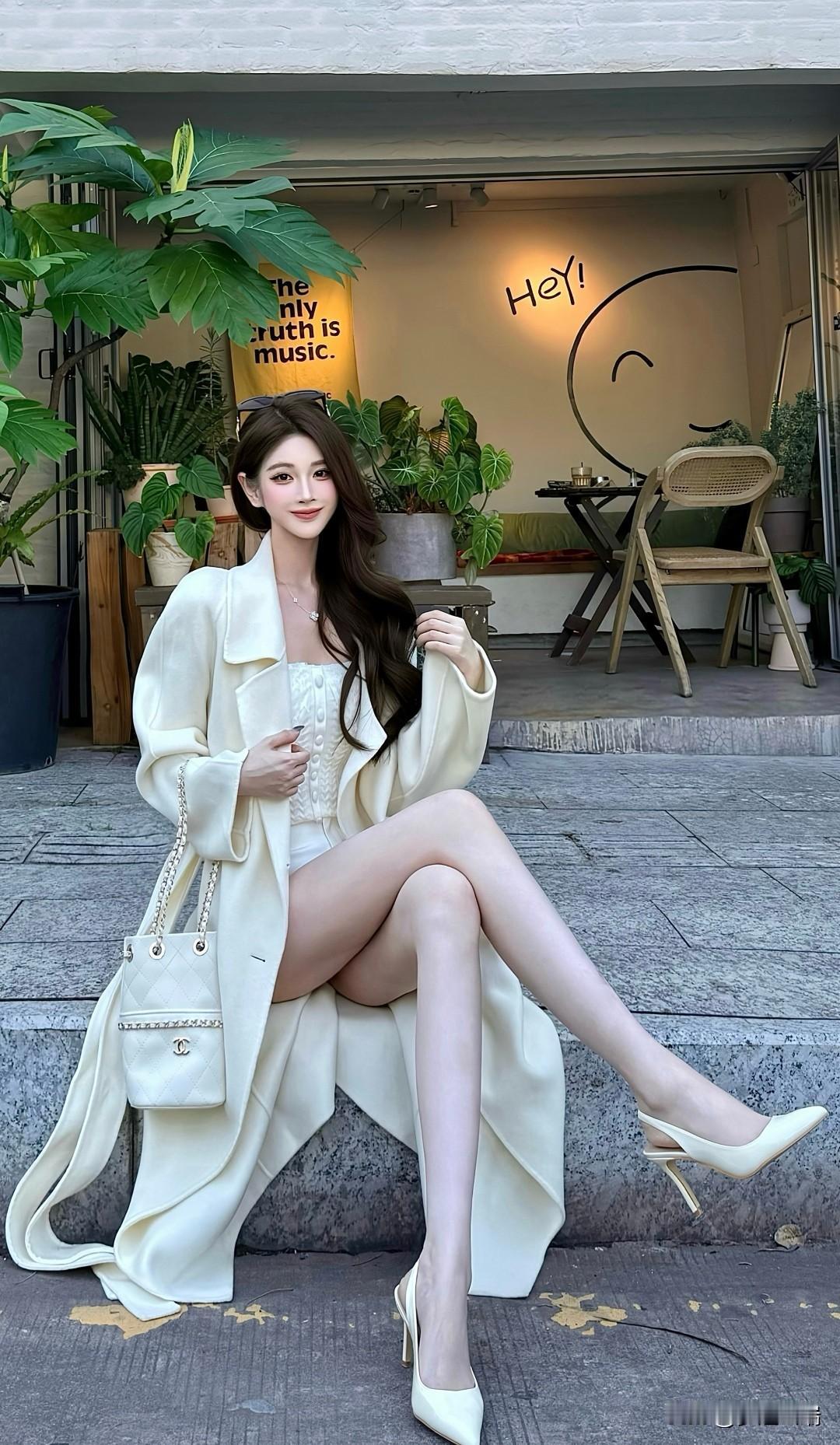 优雅白裙搭配米色外套，高跟鞋与手袋相得益彰，尽显都市女性魅力！