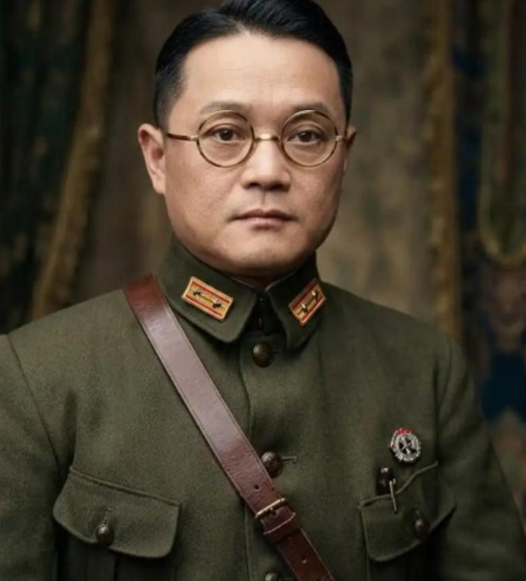 1949年，国军上将潘文华决定起义，却发现七姨太是特务，为了不打草惊蛇，他对七姨