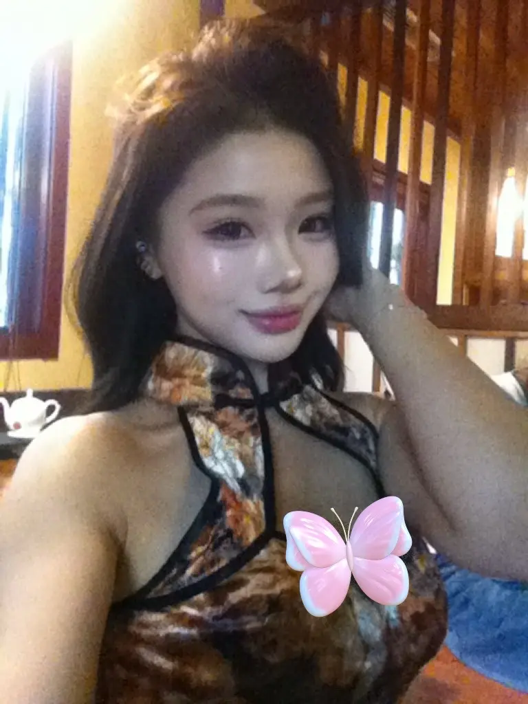 我倒是希望你是个彻头彻尾的骗子 可偏偏你的怀里有些许真心 放我放不下 也恨不起来